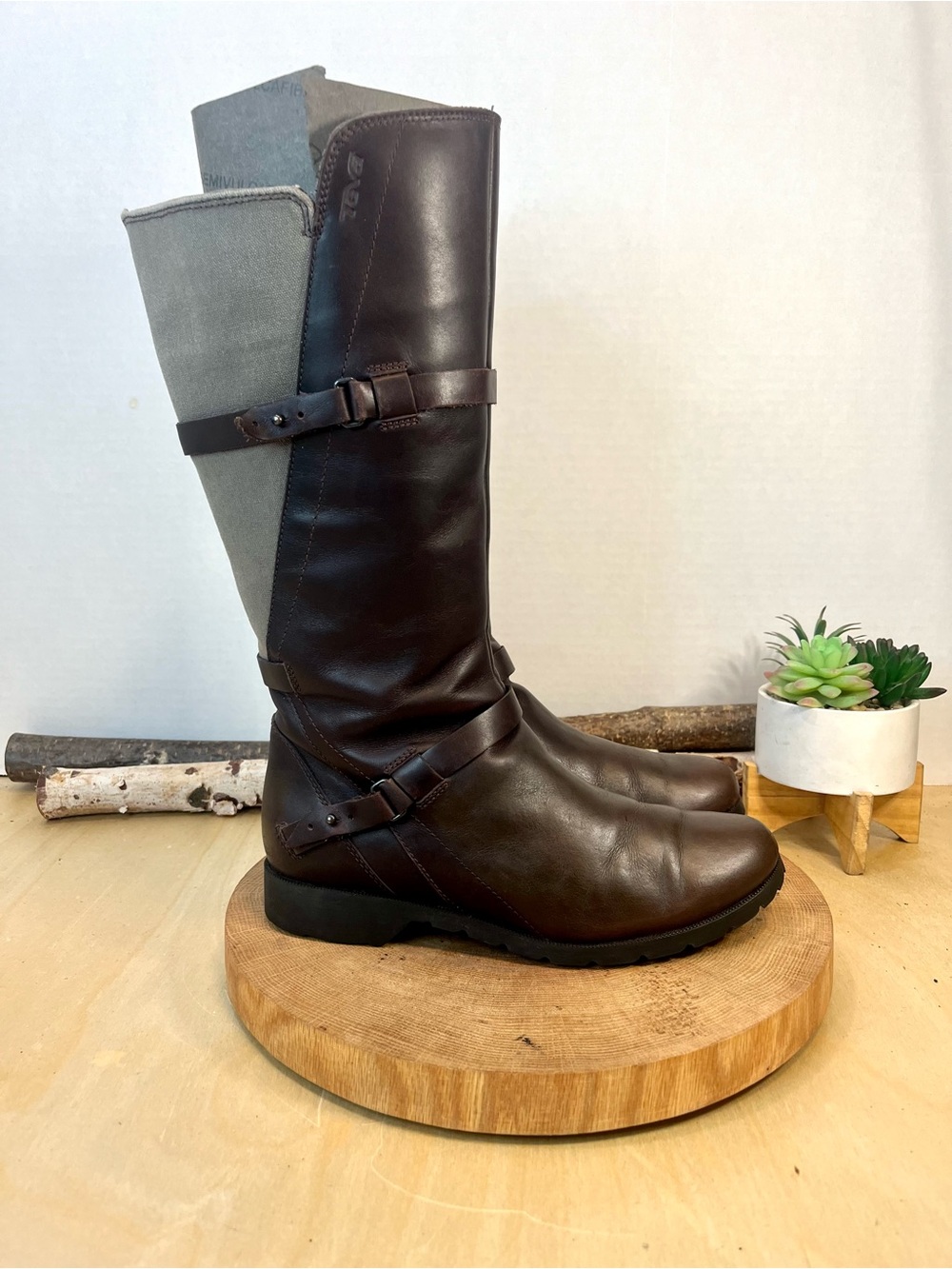 Teva Brown De La Vina
1005937 Leather Side Zip Mid-Calf Riding Boots Size 8
